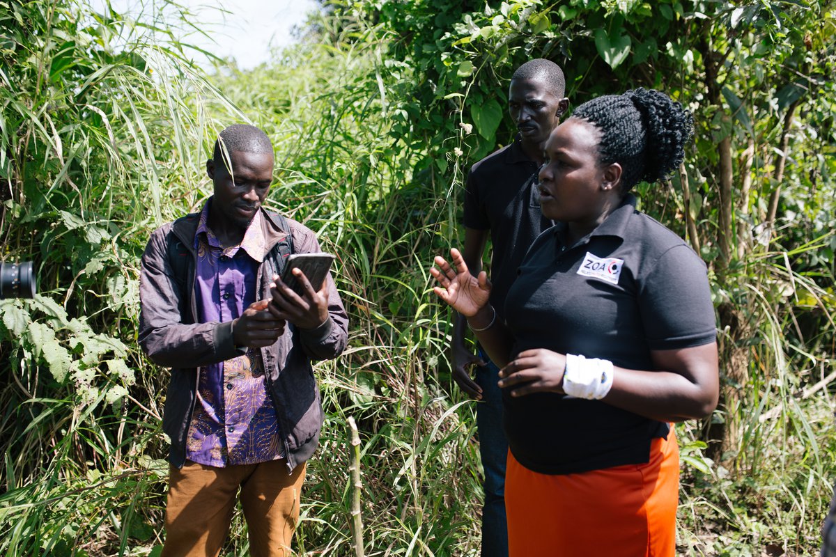 Setting land markers in conflict prevention programme. Uganda.